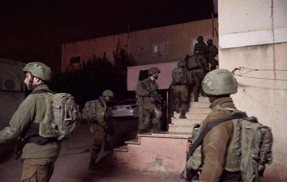 الاحتلال يعتقل أسيرين محررين جنوب جنين