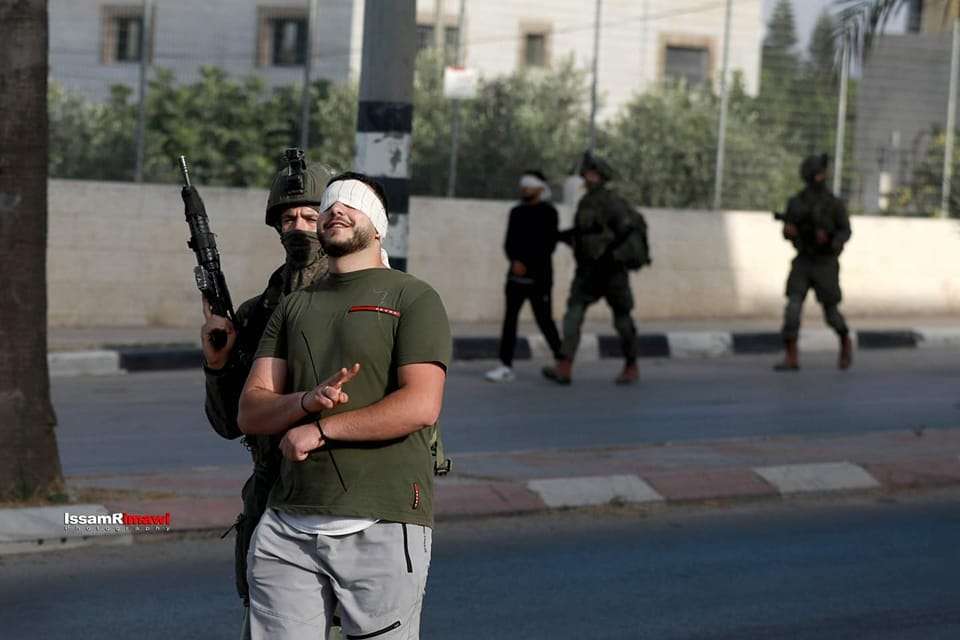 الاحتلال يشن حملة اعتقالات واسعة في رام الله طالت 30 مواطنا