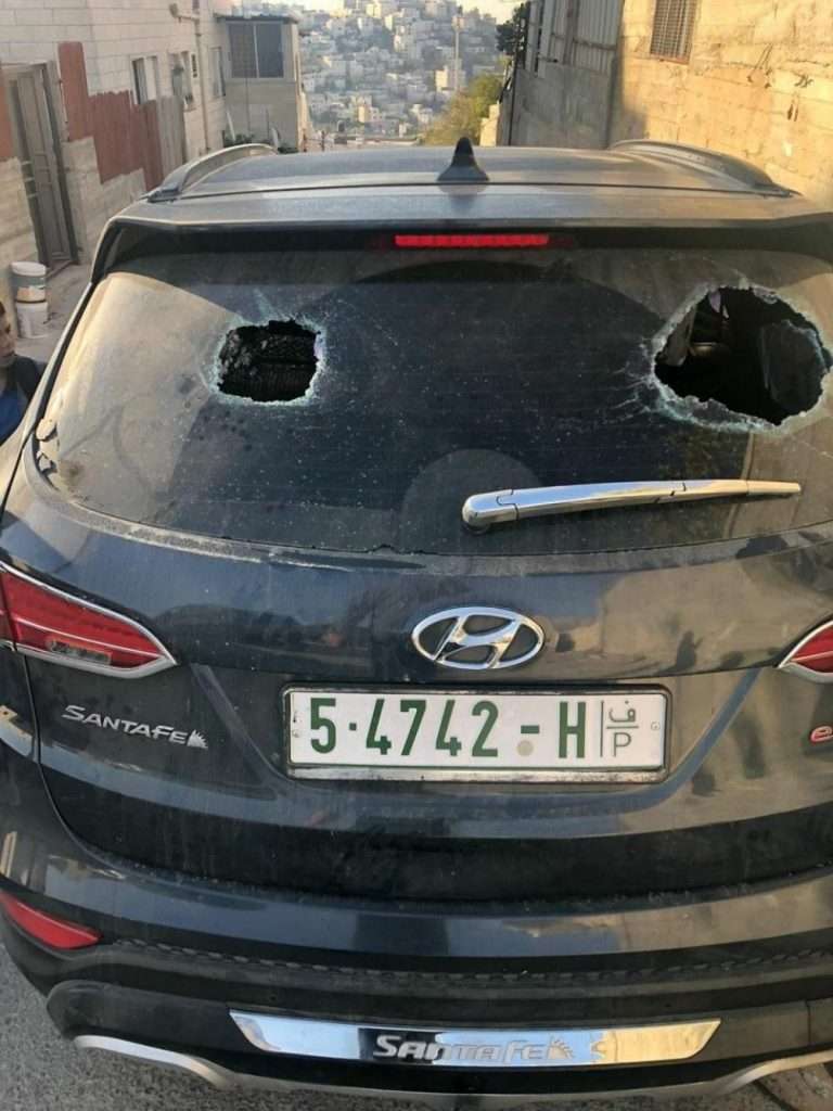 مستوطنون يحطمون مركبات مواطنين في الخليل