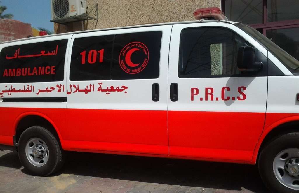 الاحتلال يصيب شابا بالرصاص وآخرين بالاختناق عقب قمع “مسيرة الخلود” عند حاجز قلنديا