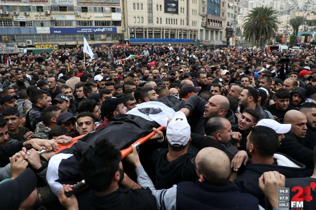 نابلس: جماهير غفيرة تشيع جثماني الشهيدين حرز الله وأبو كشك