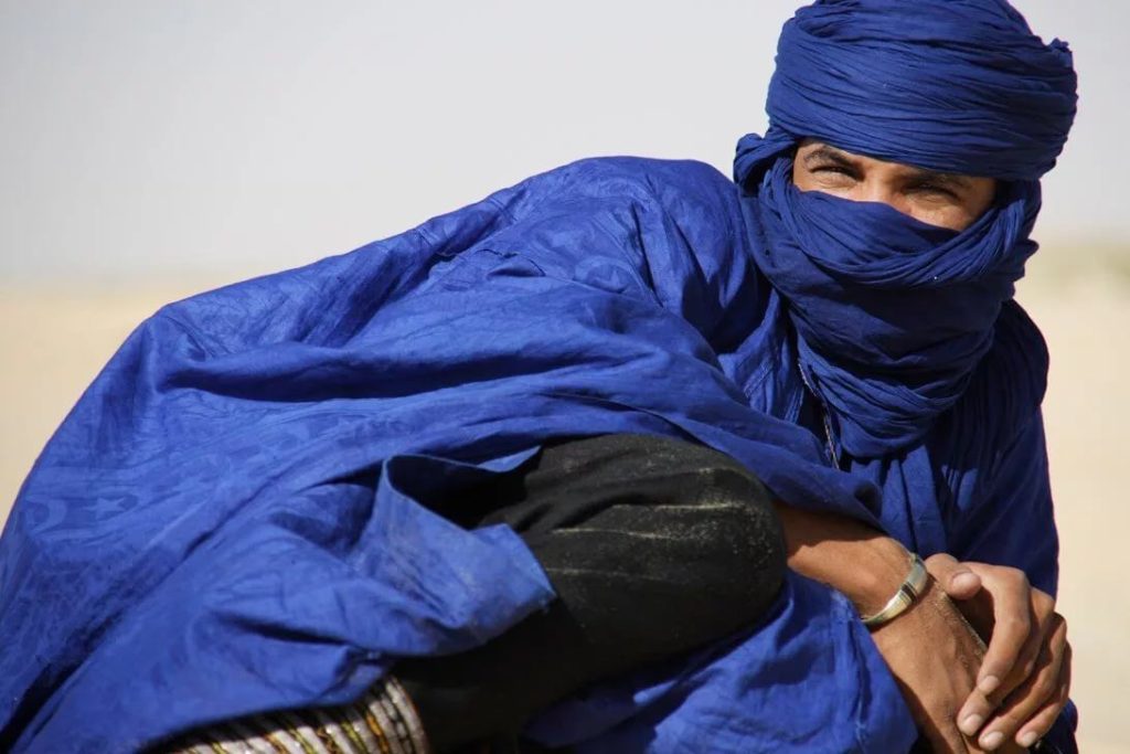 لماذا يتلثمون منذ آلاف السنين حتى وهم نيام؟