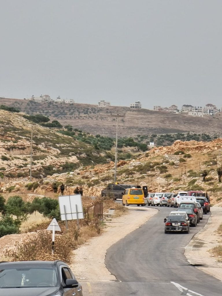 الاحتلال يواصل إغلاق مدخلي قرية المغير شرق رام الله