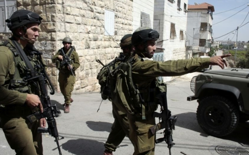 القدس: الاحتلال يداهم منازل أسرى ومحررين ويستولي على مبالغ مالية ومركبات
