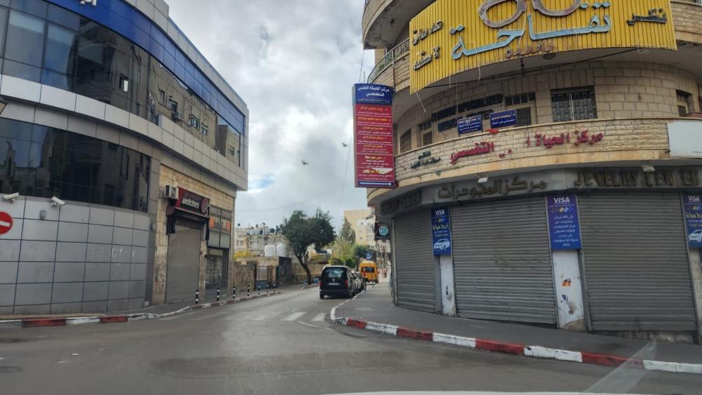 الإضراب الشامل يعم الضفة تنديدا باغتيال العاروري
