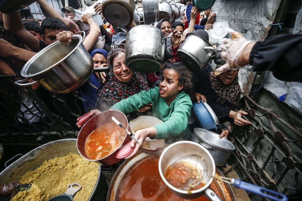 13 شهيدا ومصابون جراء استهداف الاحتلال منتظري المساعدات في أنحاء متفرقة من قطاع غزة