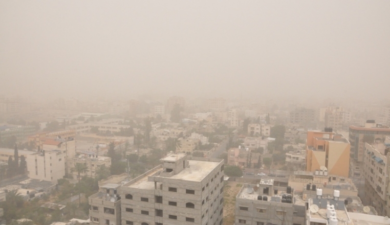 الجو مغبر وجاف وارتفاع على درجات الحرارة