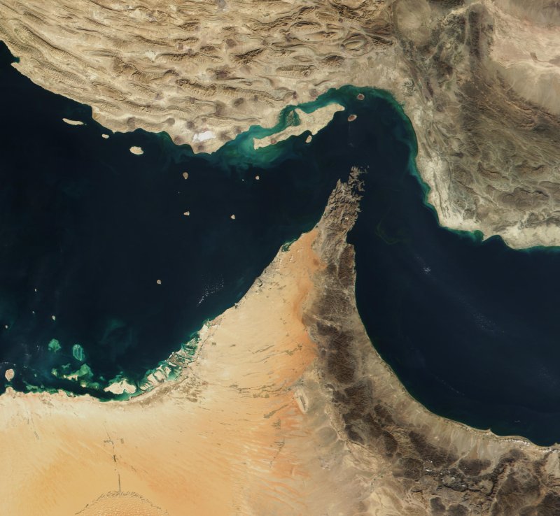 إيران تحذر امريكا من دخول المضيق