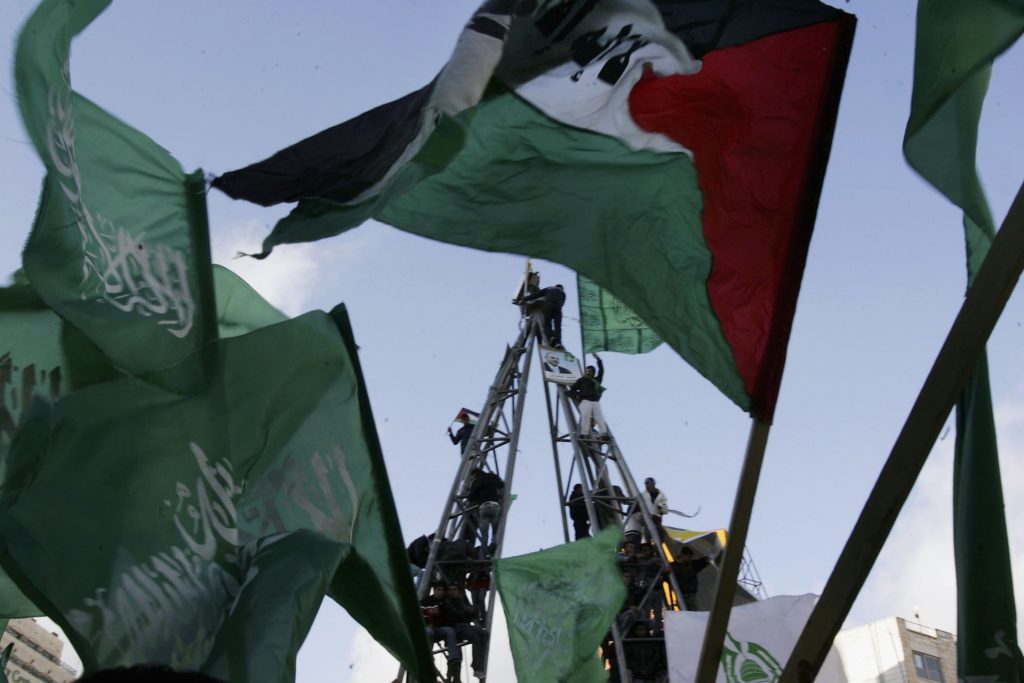 هآرتس: السلاح والموظفين عقبتان أمام الاتفاق
